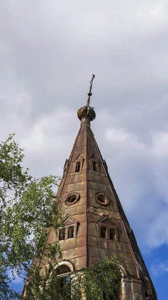 버려진 교회의 러시아의 코스트로마 지방의 오스트로프 연도는 1782 년이다 사원은 — 스톡 사진