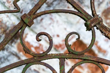 Antika, paslı, şekilli metal ızgara, kalın telden kaynaklanmış.