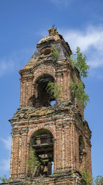 Eski terk edilmiş bir Ortodoks çan kulesi, Sukhorukovo köyü, Kostroma, Rusya. Bina 18. yüzyılın sonunda inşa edildi. Şu anda tapınak terk edilmiş durumda..