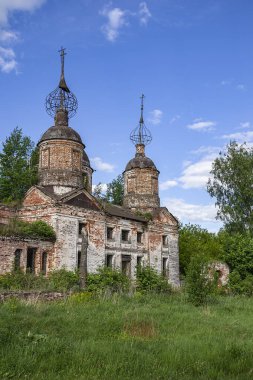 Rusya 'nın Kostroma ilindeki Ostrov köyünde terk edilmiş eski bir Ortodoks kilisesi. İnşaat yılı 1782. Şu anda tapınak terk edilmiş durumda..