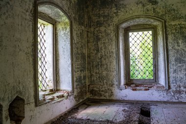 Rusya 'nın Kostroma ilinin Ostrov köyünde terk edilmiş bir kilisenin içinde. İnşaat yılı 1782. Şu anda tapınak terk edilmiş durumda..