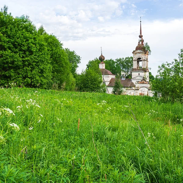 Paisaje Una Iglesia Ortodoxa Destruida Pueblo Fedorovo Provincia Kostroma Rusia — Foto de Stock