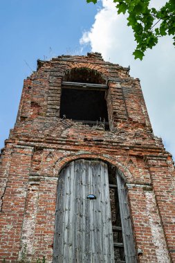 Eski terk edilmiş bir çan kulesi, Noskovo köyü, Kostroma, Rusya. İnşaat yılı 1828..