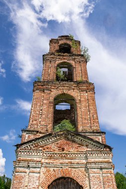 Eski terk edilmiş bir Ortodoks çan kulesi, Sukhorukovo köyü, Kostroma, Rusya. Bina 18. yüzyılın sonunda inşa edildi. Şu anda tapınak terk edilmiş durumda..