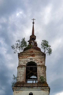 Eski Ortodoks çan kulesi, Fedorovo köyü, Kostroma bölgesi, Rusya. İnşaat yılı 1791. Şu anda tapınak terk edilmiş durumda..