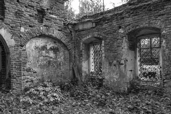 Rusya 'nın Kostroma ilindeki Noskovo köyünde terk edilmiş bir kilisenin içinde. İnşaat yılı 1828..