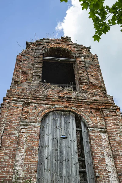 Eski terk edilmiş bir çan kulesi, Noskovo köyü, Kostroma, Rusya. İnşaat yılı 1828..