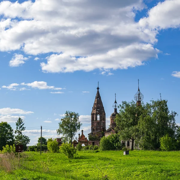 Landskap Gammal Övergiven Ortodox Kyrka Byn Ostrov Kostroma Provinsen Ryssland — Stockfoto