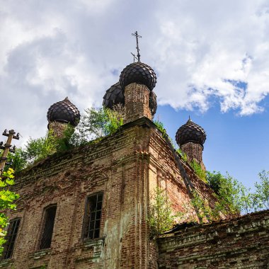 Rusya 'nın Kostroma ilinin Sukhorukovo köyü, yıkılmış Ortodoks kilisesi. Bina 18. yüzyılın sonunda inşa edildi. Şu anda tapınak terk edilmiş durumda..