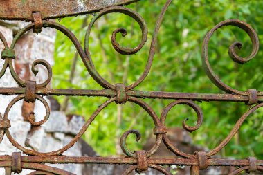 Antika, paslı, şekilli metal ızgara, kalın telden kaynaklanmış.