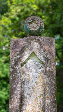 Mezarlıkta eski bir granit levha.