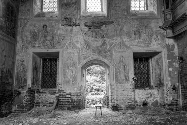 Rusya 'nın Kostroma ilindeki Sukhorukovo köyünde terk edilmiş bir kilisenin içinde. Bina 18. yüzyılın sonunda inşa edildi. Şu anda tapınak terk edilmiş durumda..