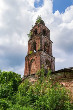 Eski terk edilmiş bir Ortodoks çan kulesi, Sukhorukovo köyü, Kostroma, Rusya. Bina 18. yüzyılın sonunda inşa edildi. Şu anda tapınak terk edilmiş durumda..