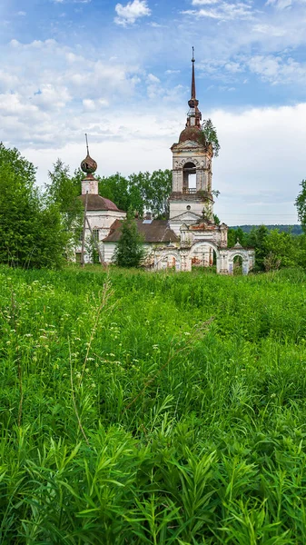 Paisagem Uma Igreja Ortodoxa Destruída Aldeia Fedorovo Província Kostroma Rússia — Fotografia de Stock