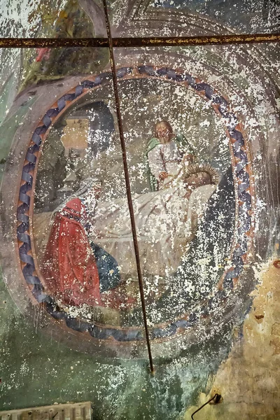 Rusya 'nın Kostroma ilinin Sukhorukovo köyünde terk edilmiş bir Ortodoks kilisesinde duvar resmi. Bina 18. yüzyılın sonunda inşa edildi. Şu anda tapınak terk edilmiş durumda..