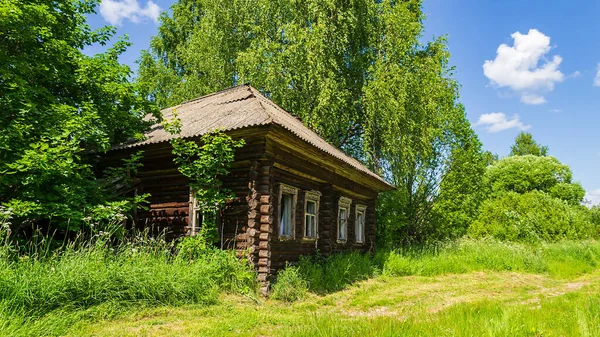 Dřevěné Domy Opuštěné Vesnici Kostroma Region Rusko — Stock fotografie