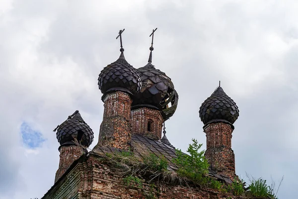 Cúpulas Uma Antiga Igreja Abandonada Aldeia Sukhorukovo Província Kostroma Rússia — Fotografia de Stock