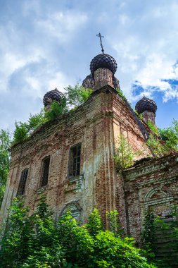 Rusya 'nın Kostroma ilinin Sukhorukovo köyü, yıkılmış Ortodoks kilisesi. Bina 18. yüzyılın sonunda inşa edildi. Şu anda tapınak terk edilmiş durumda..