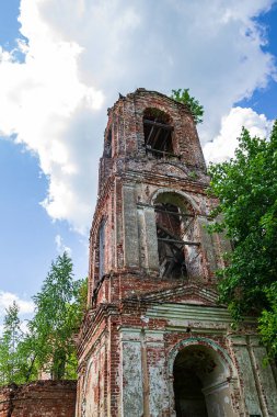 Eski terk edilmiş bir çan kulesi, Noskovo köyü, Kostroma, Rusya. İnşaat yılı 1828..