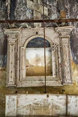 Rusya 'nın Kostroma ilindeki Sukhorukovo köyünde terk edilmiş bir kilisenin içinde. Bina 18. yüzyılın sonunda inşa edildi. Şu anda tapınak terk edilmiş durumda..