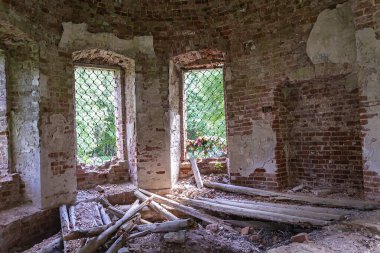 Rusya 'nın Kostroma ilindeki Noskovo köyünde terk edilmiş bir kilisenin içinde. İnşaat yılı 1828..