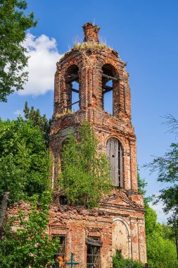 Eski terk edilmiş bir çan kulesi, Noskovo köyü, Kostroma, Rusya. İnşaat yılı 1828..