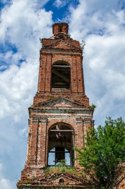 Rusya 'nın Kostroma eyaletindeki Buyakovo köyünde terk edilmiş eski bir Ortodoks çan kulesi. İnşaat yılı 1810. Şu anda tapınak terk edilmiş durumda..