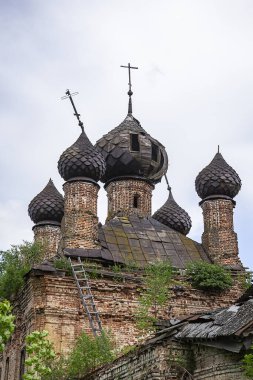 Eski terk edilmiş bir kilisenin kubbeleri, Sukhorukovo köyü, Kostroma, Rusya. Bina 18. yüzyılın sonunda inşa edildi. Şu anda tapınak terk edilmiş durumda..