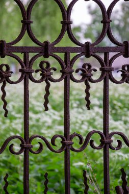 Antika, paslı, şekilli metal ızgara.