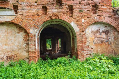 Rusya 'nın Kostroma ilindeki Noskovo köyünde terk edilmiş bir kilisenin içinde. İnşaat yılı 1828..