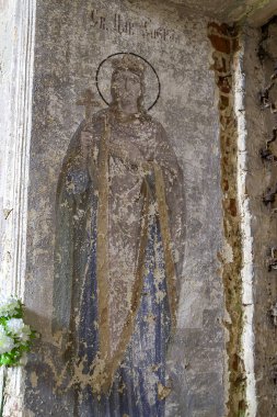 Rusya 'nın Kostroma ilinin Sukhorukovo köyünde terk edilmiş bir Ortodoks kilisesinde duvar resmi. Bina 18. yüzyılın sonunda inşa edildi. Şu anda tapınak terk edilmiş durumda..