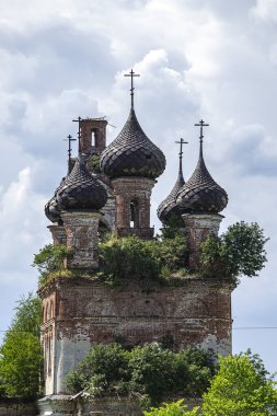 Eski Ortodoks Kilisesi, Buyakovo köyü, Kostroma ili, Rusya. İnşaat yılı 1810. Şu anda tapınak terk edilmiş durumda..