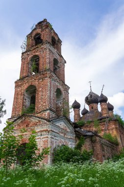 Rusya 'nın Kostroma ilinin Sukhorukovo köyü, yıkılmış Ortodoks kilisesi. Bina 18. yüzyılın sonunda inşa edildi. Şu anda tapınak terk edilmiş durumda..