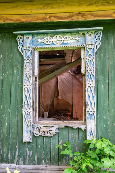 Резные Деревянные Повязки Разрушенного Дома — стоковое фото