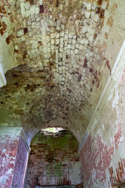 Rusya 'nın Kostroma ilindeki Noskovo köyünde terk edilmiş bir kilisenin içinde. İnşaat yılı 1828..