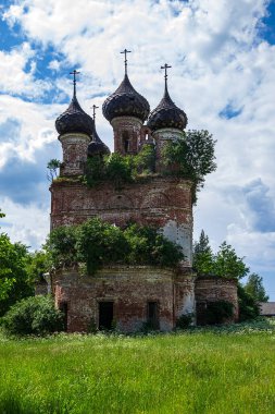 Eski Ortodoks Kilisesi, Buyakovo köyü, Kostroma ili, Rusya. İnşaat yılı 1810. Şu anda tapınak terk edilmiş durumda..