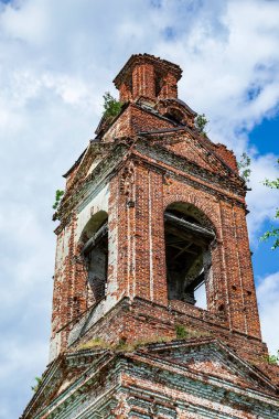 Rusya 'nın Kostroma eyaletindeki Buyakovo köyünde terk edilmiş eski bir Ortodoks çan kulesi. İnşaat yılı 1810. Şu anda tapınak terk edilmiş durumda..