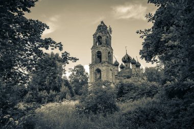 Rusya 'nın Kostroma ilinin Sukhorukovo köyü, yıkılmış Ortodoks kilisesi. Bina 18. yüzyılın sonunda inşa edildi. Şu anda tapınak terk edilmiş durumda..