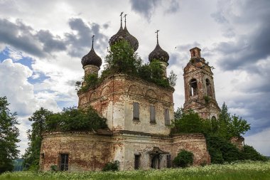 Eski Ortodoks Kilisesi, Buyakovo köyü, Kostroma ili, Rusya. İnşaat yılı 1810. Şu anda tapınak terk edilmiş durumda..