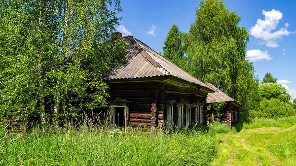 Dřevěné Domy Opuštěné Vesnici Kostroma Region Rusko — Stock fotografie