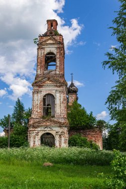 Rusya 'nın Kostroma eyaletindeki Buyakovo köyünde terk edilmiş eski bir Ortodoks çan kulesi. İnşaat yılı 1810. Şu anda tapınak terk edilmiş durumda..