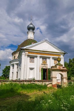 Kırsal Ortodoks kilisesi, Rusya 'nın Kostroma ilindeki Spas-Buraki köyü. İnşaat yılı 1777-1805..