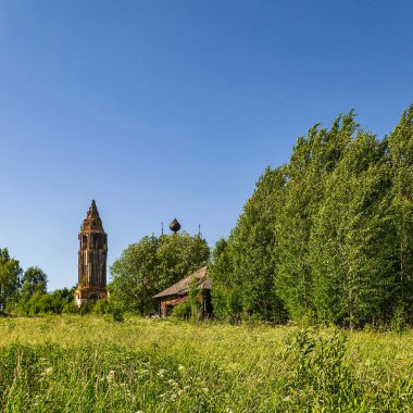 Rusya 'nın Kostroma ilinin Isupovo köyündeki harabe bir köy kilisesinin manzarası. İnşaat yılı 1740. Şu anda tapınak terk edilmiş durumda..
