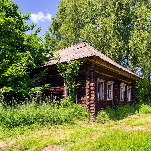 Rusya Nın Kostroma Bölgesinde Terk Edilmiş Bir Köyde Ahşap Evler — Stok fotoğraf