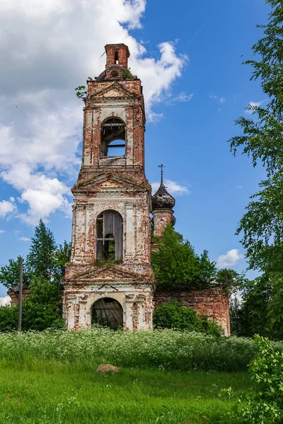 Ένα Παλιό Εγκαταλελειμμένο Ορθόδοξο Καμπαναριό Χωριό Buyakovo Επαρχία Kostroma Ρωσία — Φωτογραφία Αρχείου