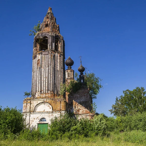 破壊された正教会 イスポヴォの村 コストロマ州 ロシア 建設年は1740年である 現在は廃寺となっている — ストック写真