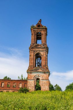 Eski terk edilmiş bir çan kulesi, Khripeli köyü, Kostroma, Rusya. İnşaat yılı 1820. Şu anda tapınak terk edilmiş durumda..