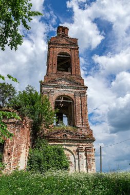 Rusya 'nın Kostroma eyaletindeki Buyakovo köyünde terk edilmiş eski bir Ortodoks çan kulesi. İnşaat yılı 1810. Şu anda tapınak terk edilmiş durumda..
