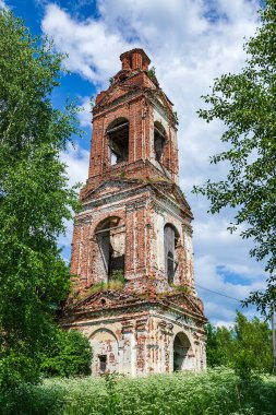 Rusya 'nın Kostroma eyaletindeki Buyakovo köyünde terk edilmiş eski bir Ortodoks çan kulesi. İnşaat yılı 1810. Şu anda tapınak terk edilmiş durumda..