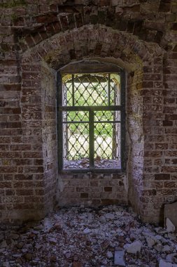 Rusya 'nın Kostroma ilinin Isupovo köyünde terk edilmiş bir Ortodoks kilisesinin içinde. İnşaat yılı 1740. Şu anda tapınak terk edilmiş durumda..